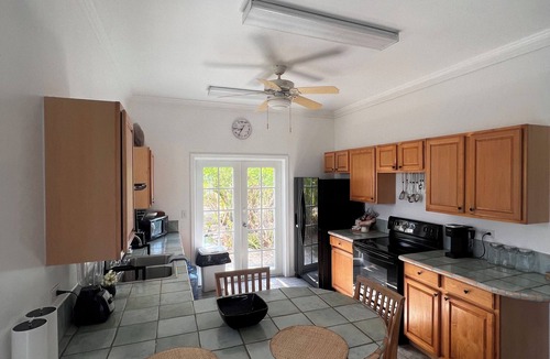 Spanish Wells House | The Blue House,Oceanfront with 4 bedrooms 2 bath sleeps 10 in beds, water access