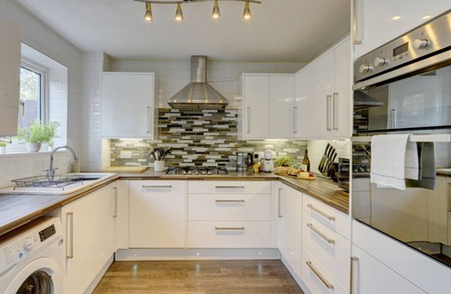 Knowle Sands Villa | The Braybrooke House | A Calm & Executive 3BR House w/ Parking, Garden & Wifi | eco-Short Term Let by SILVA