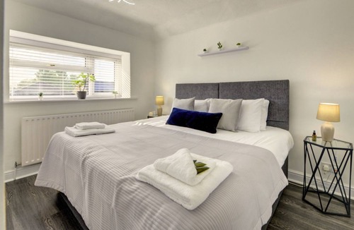 Knowle Sands Villa | The Braybrooke House | A Calm & Executive 3BR House w/ Parking, Garden & Wifi | eco-Short Term Let by SILVA