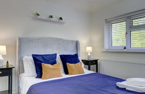 Knowle Sands Villa | The Braybrooke House | A Calm & Executive 3BR House w/ Parking, Garden & Wifi | eco-Short Term Let by SILVA
