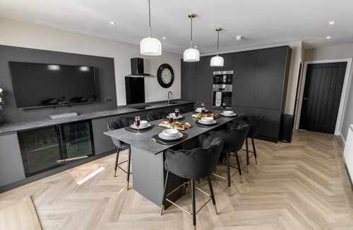 South Shore House | The Burlington Luxury Home (for up to 10 guests)
