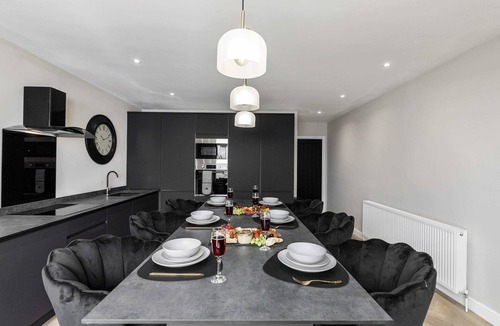 South Shore House | The Burlington Luxury Home (for up to 10 guests)