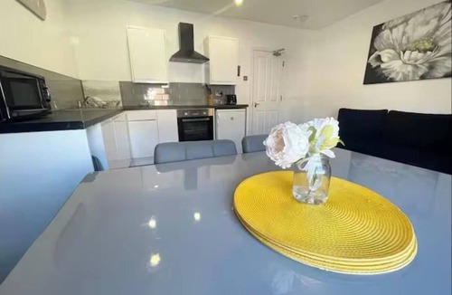 Blackpool Town Center Apartment | The Central Suite-4 Bedroom Apartment with Bathroom & 1 Ensuite Bedroom