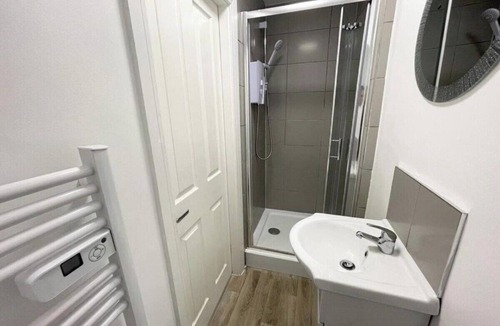 Blackpool Town Center Apartment | The Central Suite-4 Bedroom Apartment with Bathroom & 1 Ensuite Bedroom