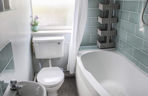 Sandy Ski Chalet | THE CHALET, pet friendly, character holiday cottage in Biggleswade