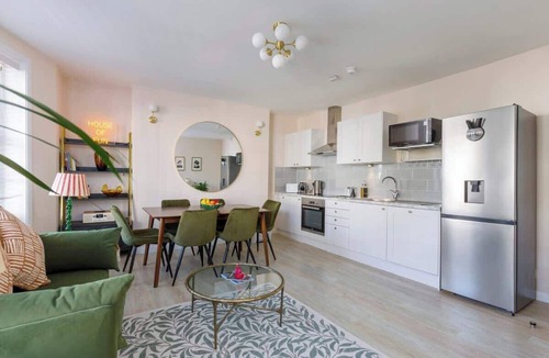 Kemptown Apartment | The Chic Coastal Retreat - 3BD
