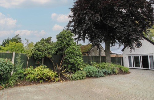 Newcastle-Under-Lyme House | THE COACH HOUSE, pet friendly, with a garden in Baldwin's Gate