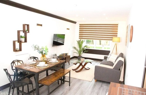Old Trafford Apartment | The Cozy Chapter - Spacious Apartment Near Manchester City Centre & Old Trafford
