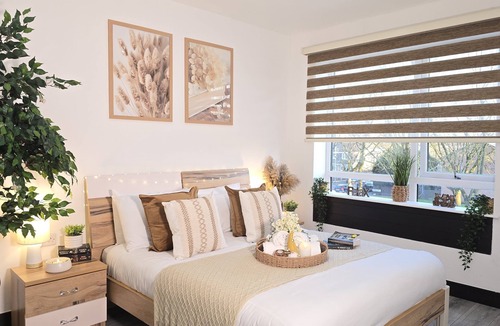 Old Trafford Apartment | The Cozy Chapter - Spacious Apartment Near Manchester City Centre & Old Trafford