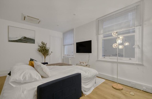 London Borough of Bromley Apartment | The Cozy Quarter