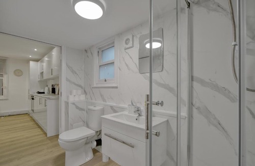 London Borough of Bromley Apartment | The Cozy Quarter