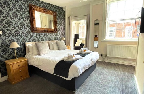 Eton Hotel | The Crown And Cushion