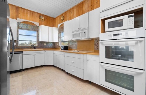 Bahama Palm Shores House | The Frigate: 2-bedroom beachfront house-sleeps 6-in Casuarina Point with a pool.
