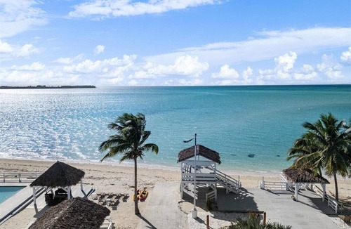 Bahama Palm Shores House | The Frigate: 2-bedroom beachfront house-sleeps 6-in Casuarina Point with a pool.