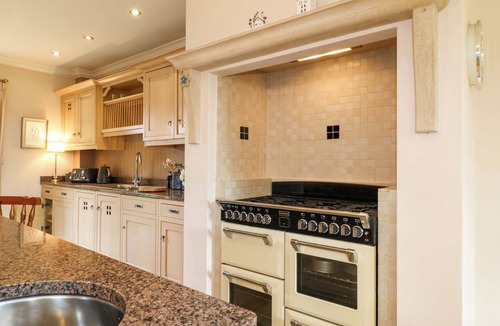 Alton House | THE GARDEN HOUSE, family friendly, character holiday cottage in Alton