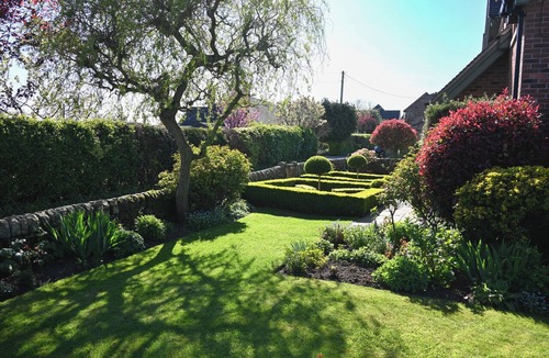 Alton House | THE GARDEN HOUSE, family friendly, character holiday cottage in Alton