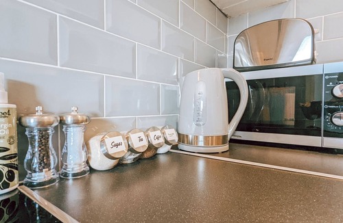 Lancaster Gate Apartment | The Gloucester Studio near Paddington Station
