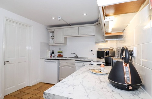 Bedford House | THE GRANARY, family friendly, with a garden in Roxhill Manor Farm