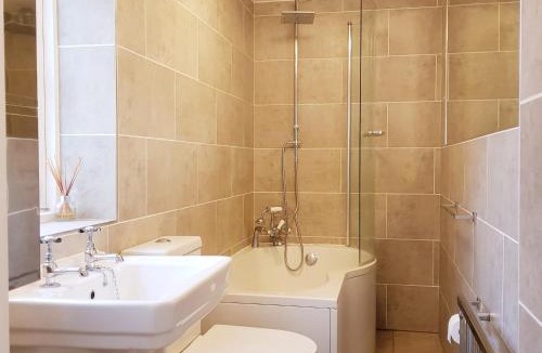 Bray on Thames Apartment | The Green Views Apartment Contractors, Families, Travels