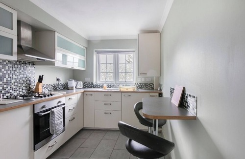 Bray on Thames Apartment | The Green Views for Contractors, Family/Couples, Tourists