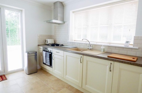 Verwood Cottage | THE HIDEAWAY, romantic, with a garden in Verwood