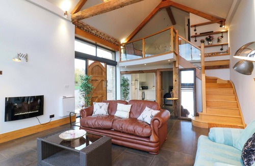 Odell Cottage | THE LODGE @ LODGE FARM, pet friendly, with pool in Harrold