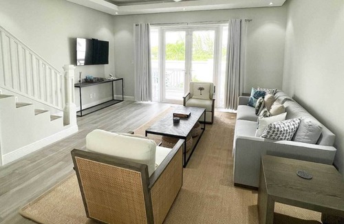 Palm Cay Villa | The Lucaya Villa