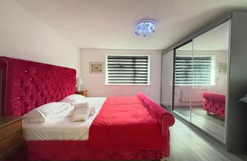 Lacey Green House | The Luxe 2BR Specious Bungalow - Garden & Parking