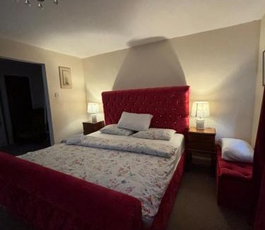 Lacey Green House | The Luxe 2BR Specious Bungalow - Garden & Parking