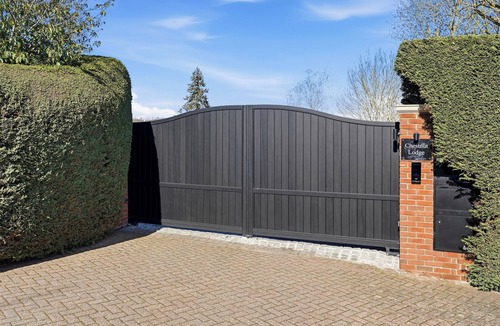 Westoning House | The Luxe Pool HousenLuxury Self Contained 2 Bed Annex with Plunge pool