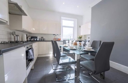 Lytham St. Anne's House | 🌊 The Lytham Retreat – Luxurious 5-Bedroom Coastal Escape, Sleeps 10+