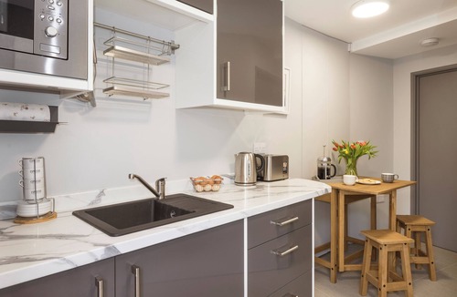 Plymouth Apartment | The Mount, 2 ensuite double rooms by The Royal William Yard
