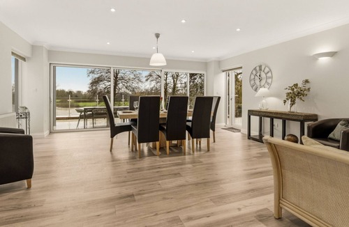 Pershore Cottage | The Nait - Riverside, ground floor bedroom, Evesham