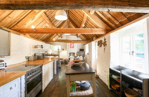 Coln St Aldwyns Cottage | THE OLD POST OFFICE, pet friendly, with open fire in Coln St Aldwyns