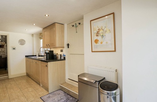 Bledington Cottage | THE OLD READING ROOM, romantic, with open fire in Bledington