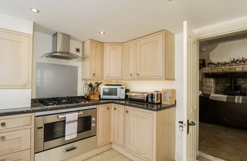Bledington Cottage | THE OLD READING ROOM, romantic, with open fire in Bledington