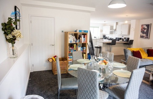 Northampton House | The Pines Villa 14 | Spacious 3BR | Cinema, Games & EV | Parking | Sleeps 10+