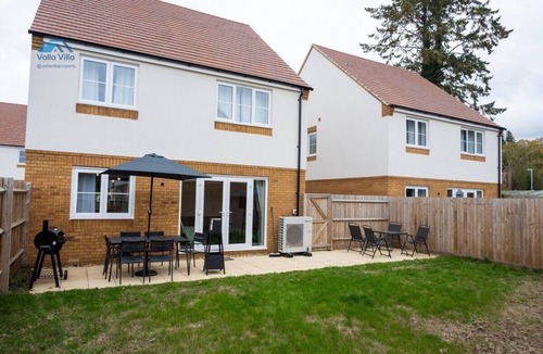 Northampton House | The Pines Villa 2 | Spacious 3BR | Cinema, Games & EV | Parking | Sleeps 10+