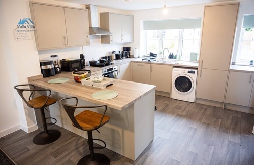 Northampton House | The Pines Villa 1 | Spacious 3BR | Cinema, Games & EV | Parking | Sleeps 10+