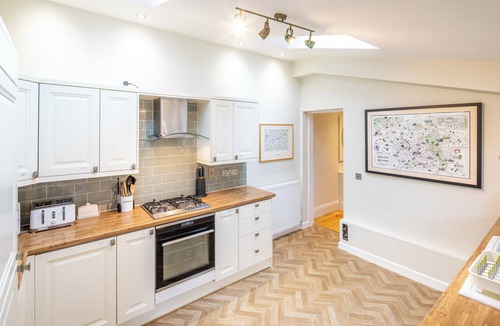 Milton Keynes House | The Railway Inn MK | Sauna & Jacuzzi | Family & Pet-Friendly | Sleeps upto 8