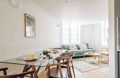 Vincent Square Apartment | The Regency: 2BD LG Apartment in Victoria