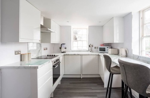 Blandford Saint Mary Apartment | The Secret: Stylish and Spacious En Suite Bathroom
