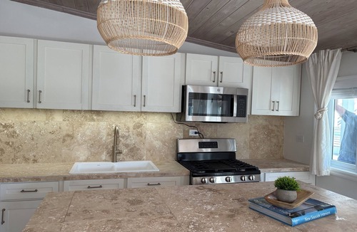 Dunmore Town Apartment | The Shoreline - Cozy 2BR 3Bd in Harbour Island Steps to Pink Sand Beach