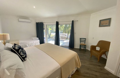 Rainbow Bay Hotel | The Sunset Cove and Rainbow Room
