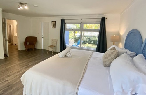 Rainbow Bay Hotel | The Sunset Cove and Rainbow Room