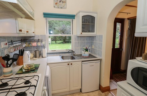 Severn Stoke Cottage | THE TACK ROOM, pet friendly, with pool in Upton Upon Severn
