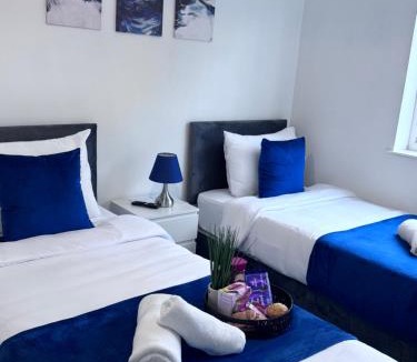 Wolverhampton House | The Triplex 2 Wolverhampton - 4 Bedroom - Free Parking - Fast WIFI