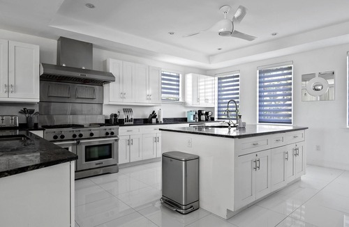 Palm Cay Villa | The White House - Exclusive Luxury Beachfront Villa - Private White Sand Beach