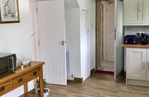 Headington House | The Woodfarm Lodge - 3 Bedroom House with parking
