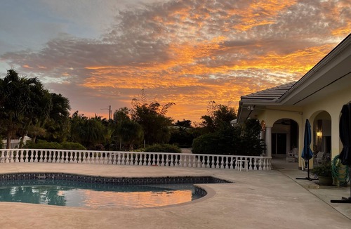 Bahamas Terrace House | The Xanadu Tradewinds, Home Away to Paradise 8000 sq ft of privacy and a Pool.